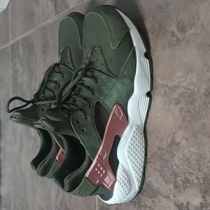 Size 10 Army green/rose gold Hurraches